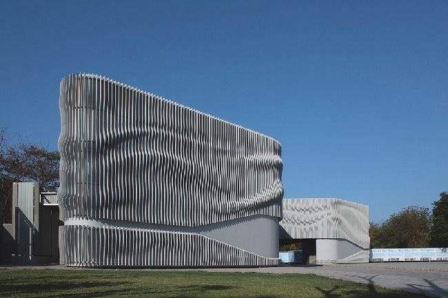 赤峰浅谈现代建筑采用网架结构安装的主要优势和应用